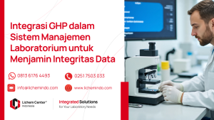 Penerapan Good Hygiene Practice (GHP) di laboratorium dengan analis menggunakan APD lengkap dan memeriksa data kebersihan di sistem digital.