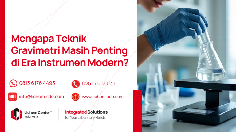 Analis laboratorium melakukan teknik gravimetri dengan neraca analitik, menunjukkan pentingnya metode ini di era instrumen modern.